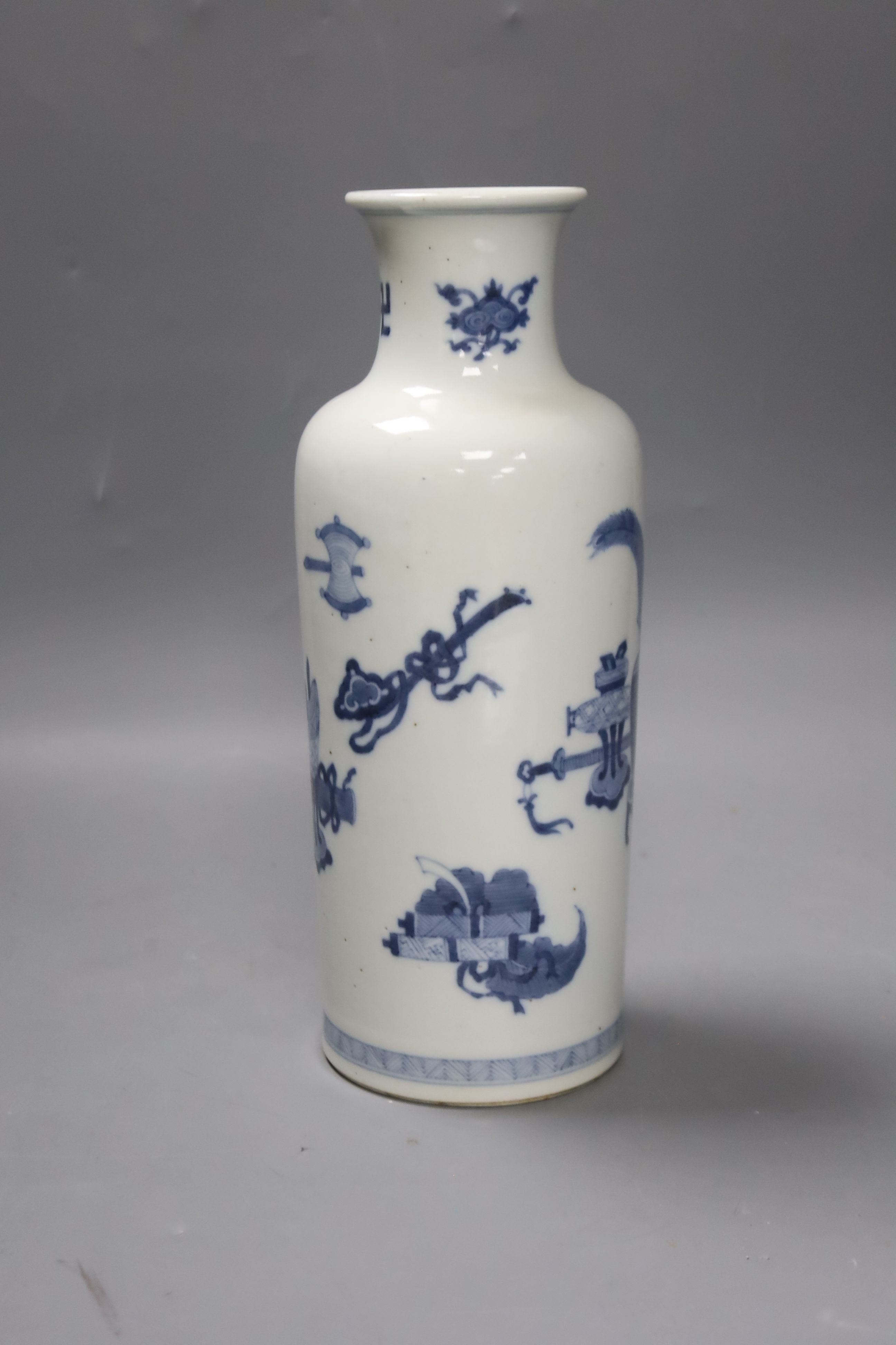 A Chinese blue and white vase 26cm